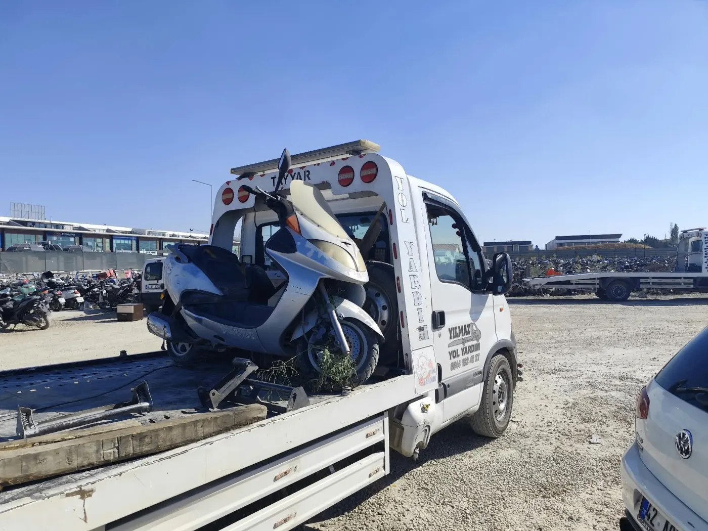 Yılmaz Yol Yardım çekicisiyle taşınan araç
